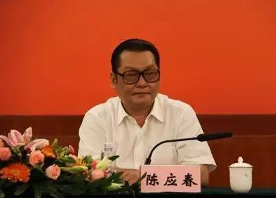 ｜點評｜ 有媒體梳理出，去年10月在家墜亡的國信證券原總裁陳鴻橋，其任職經(jīng)歷與陳應(yīng)春多有交集。2011年，因受賄罪獲刑7年的深圳市金融辦原主任李林，其任職期間的直接上司正是陳應(yīng)春。但目前并無消息顯示，這些事件存在直接關(guān)聯(lián)。